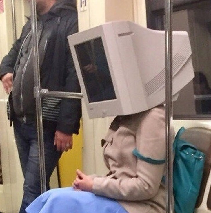Những hành khách "quái dị" nhất trên tàu điện ngầm, ai nhìn cũng phải bật cười