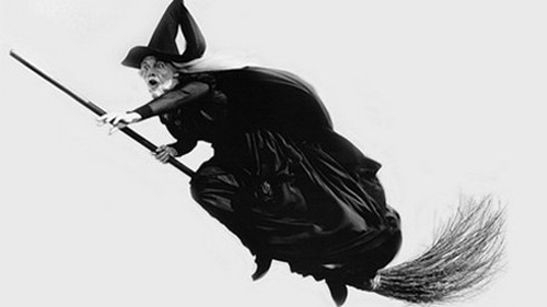 Vì sao phù thủy luôn già nua, xấu xa và độc ác?