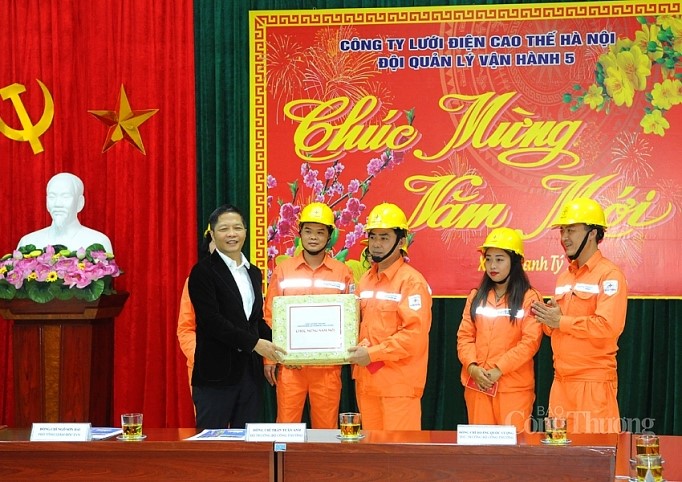 Bộ trưởng Bộ Công Thương chúc tết Trung tâm Điều độ HTĐ Quốc gia và trạm 110 kV Thống Nhất 