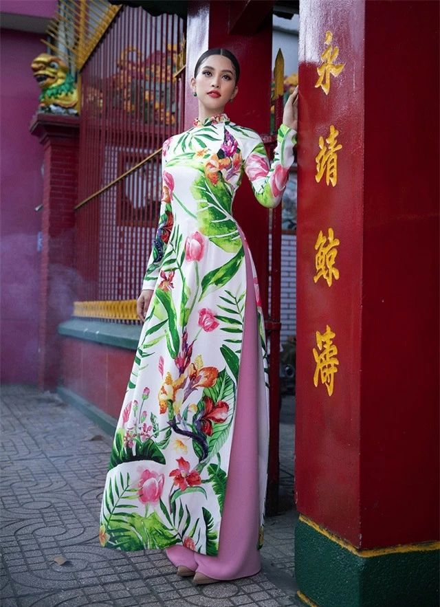 Hoa hậu Tiểu Vy khoe sắc trong tà áo dài đón Tết - 3