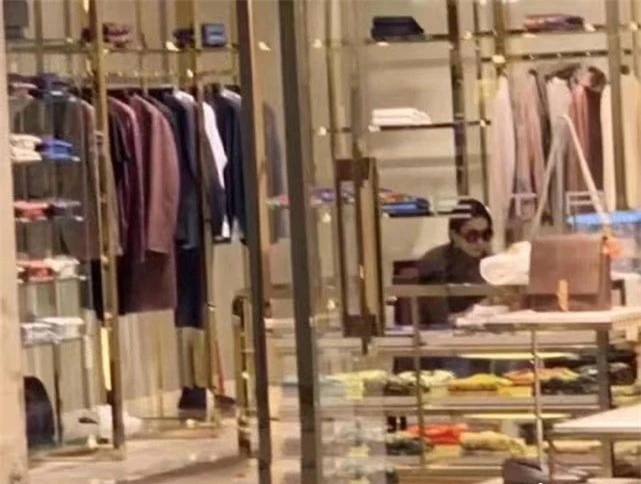 Lưu Diệc Phi lộ thân hình kém thon khi đi mua sắm - Ảnh 2.