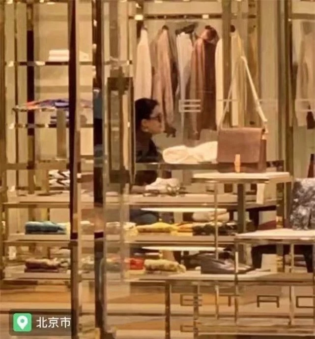 Lưu Diệc Phi lộ thân hình kém thon khi đi mua sắm - Ảnh 3.