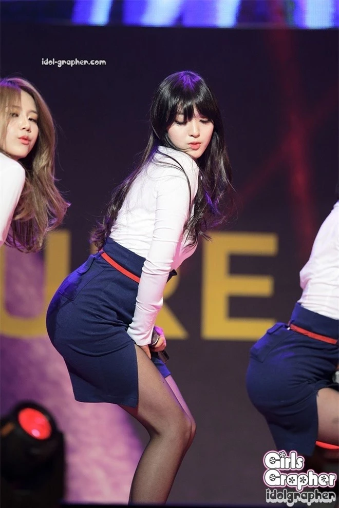 Nhóm nữ Hàn Quốc bị ném đá vì mặc váy quá ngắn lên sân khấu