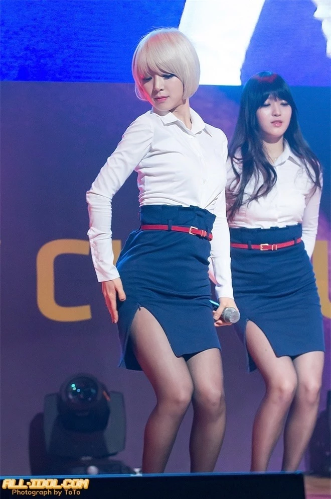 Nhóm nữ Hàn Quốc bị ném đá vì mặc váy quá ngắn lên sân khấu