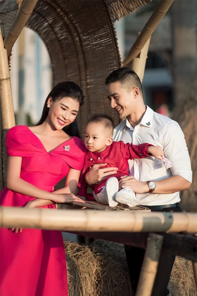 Thúy Diễm - Lương Thế Thành đưa con trai cưng đi chợ hoa, lần hiếm hoi khoe bố mẹ sang chảnh - Ảnh 10. Thúy Diễm - Lương Thế Thành đưa con trai cưng đi chợ hoa, lần hiếm hoi khoe bố mẹ sang chảnh - Ảnh 10.