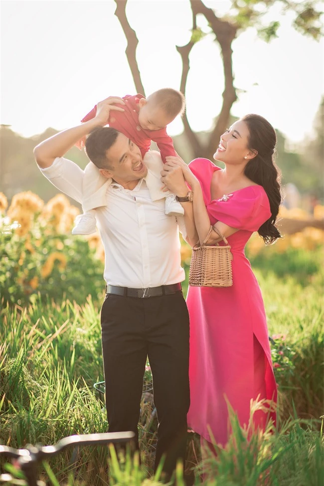 Thúy Diễm - Lương Thế Thành đưa con trai cưng đi chợ hoa, lần hiếm hoi khoe bố mẹ sang chảnh - Ảnh 11. Thúy Diễm - Lương Thế Thành đưa con trai cưng đi chợ hoa, lần hiếm hoi khoe bố mẹ sang chảnh - Ảnh 11.