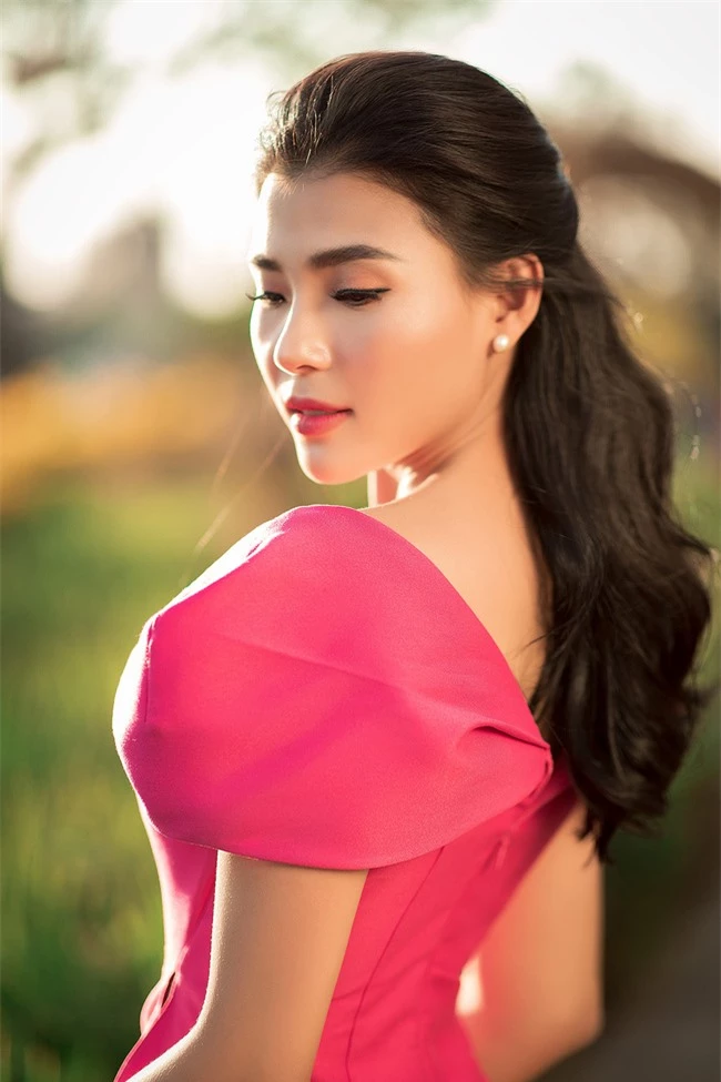 Thúy Diễm - Lương Thế Thành đưa con trai cưng đi chợ hoa, lần hiếm hoi khoe bố mẹ sang chảnh - Ảnh 2. Thúy Diễm - Lương Thế Thành đưa con trai cưng đi chợ hoa, lần hiếm hoi khoe bố mẹ sang chảnh - Ảnh 2.