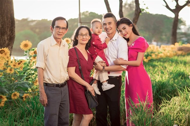 Thúy Diễm - Lương Thế Thành đưa con trai cưng đi chợ hoa, lần hiếm hoi khoe bố mẹ sang chảnh - Ảnh 3. Thúy Diễm - Lương Thế Thành đưa con trai cưng đi chợ hoa, lần hiếm hoi khoe bố mẹ sang chảnh - Ảnh 3.