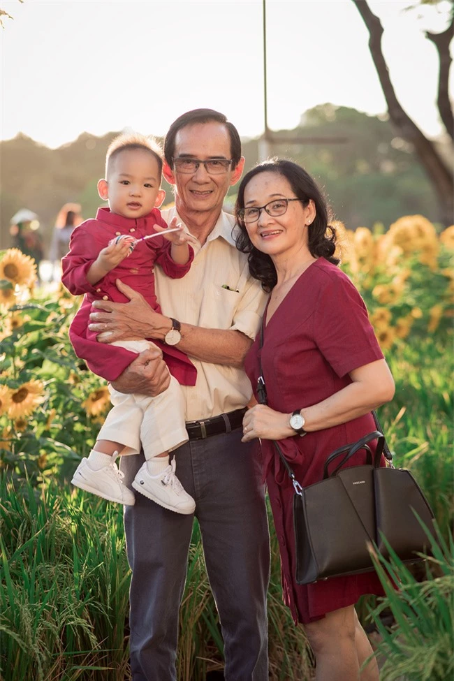 Thúy Diễm - Lương Thế Thành đưa con trai cưng đi chợ hoa, lần hiếm hoi khoe bố mẹ sang chảnh - Ảnh 4. Thúy Diễm - Lương Thế Thành đưa con trai cưng đi chợ hoa, lần hiếm hoi khoe bố mẹ sang chảnh - Ảnh 4.