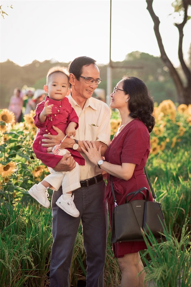 Thúy Diễm - Lương Thế Thành đưa con trai cưng đi chợ hoa, lần hiếm hoi khoe bố mẹ sang chảnh  - Ảnh 5.