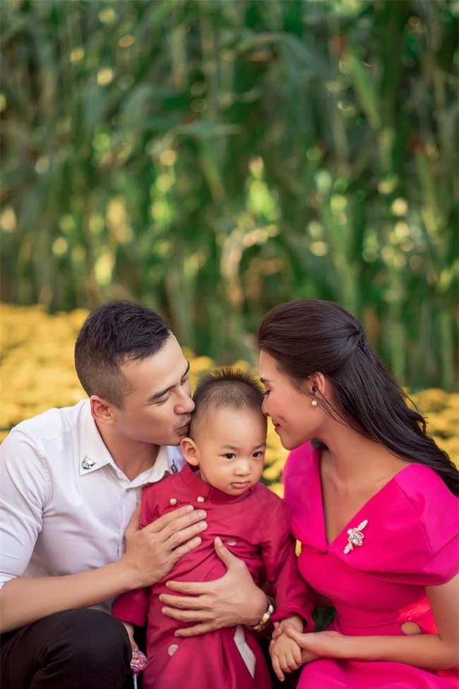 Thúy Diễm - Lương Thế Thành đưa con trai cưng đi chợ hoa, lần hiếm hoi khoe bố mẹ sang chảnh - Ảnh 6. Thúy Diễm - Lương Thế Thành đưa con trai cưng đi chợ hoa, lần hiếm hoi khoe bố mẹ sang chảnh - Ảnh 6.