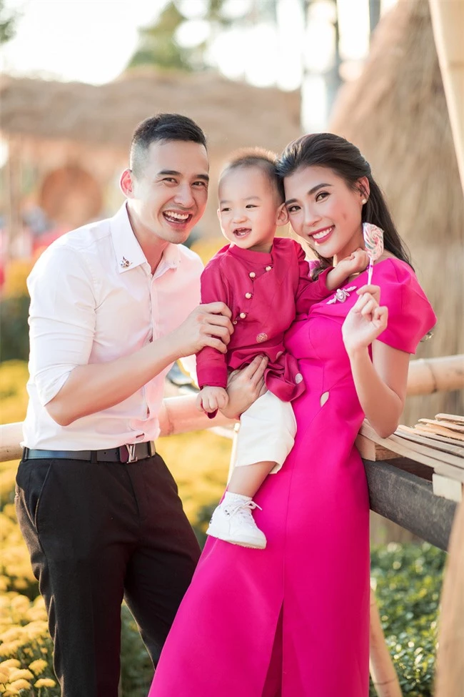 Thúy Diễm - Lương Thế Thành đưa con trai cưng đi chợ hoa, lần hiếm hoi khoe bố mẹ sang chảnh - Ảnh 7. Thúy Diễm - Lương Thế Thành đưa con trai cưng đi chợ hoa, lần hiếm hoi khoe bố mẹ sang chảnh - Ảnh 7.