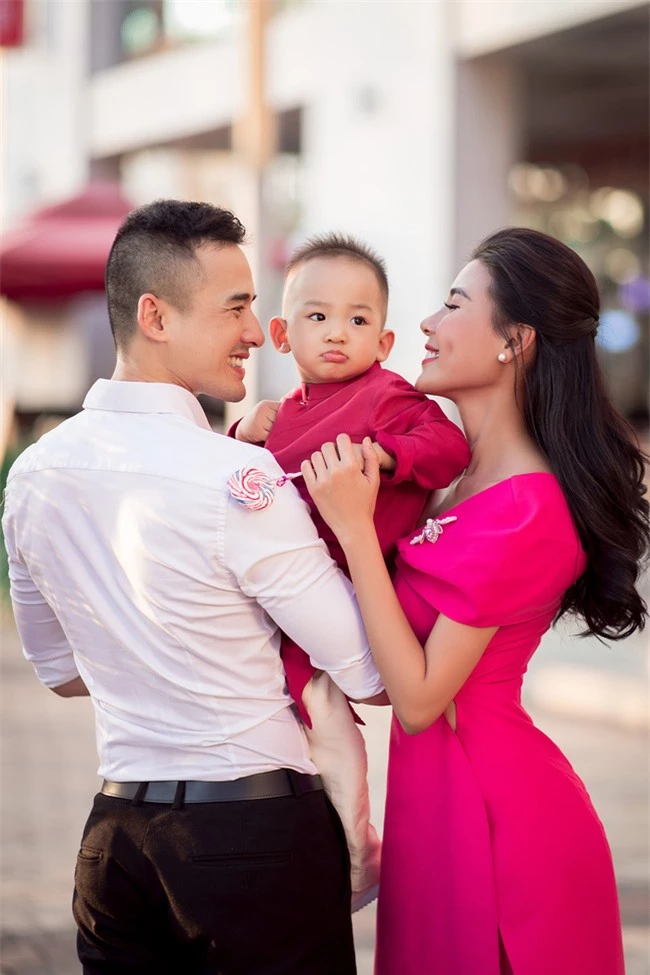 Thúy Diễm - Lương Thế Thành đưa con trai cưng đi chợ hoa, lần hiếm hoi khoe bố mẹ sang chảnh - Ảnh 8. Thúy Diễm - Lương Thế Thành đưa con trai cưng đi chợ hoa, lần hiếm hoi khoe bố mẹ sang chảnh - Ảnh 8.