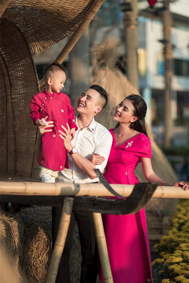 Thúy Diễm - Lương Thế Thành đưa con trai cưng đi chợ hoa, lần hiếm hoi khoe bố mẹ sang chảnh - Ảnh 9. Thúy Diễm - Lương Thế Thành đưa con trai cưng đi chợ hoa, lần hiếm hoi khoe bố mẹ sang chảnh - Ảnh 9.