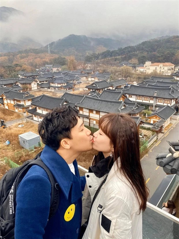 Đến khi du lịch ở Hàn Quốc, cặp đôi vẫn liên tục thể hiện tình cảm chẳng khác gì thuở mới yêu.    