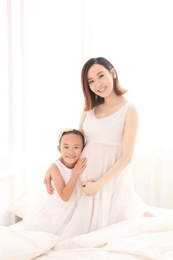  "Hoa hậu" Dương Tư Kỳ khoe hình mang thai ở tuổi 42 - Ảnh 1.