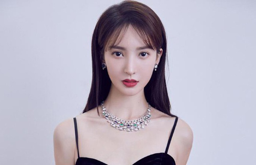 Đối thủ của Địch Lệ Nhiệt Ba: Không có thành tích trong sự nghiệp, chỉ gây chú ý từ tin hẹn hò Đặng Luân, Giả Nãi Lượng và cháu trai Thành Long