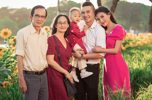 Thúy Diễm - Lương Thế Thành đưa con trai cưng đi chợ hoa, lần hiếm hoi khoe bố mẹ sang chảnh