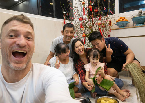 Phương Vy Idol hướng dẫn chồng Tây “cực nghiện Tết Việt” gói bánh chưng