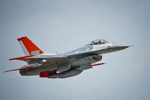 Trong quá khứ, Không quân Mỹ từng cải biên một loạt các chiến đấu cơ F-16 Block 15 và Block 25 cùng với các chiến đấu cơ F-16C sang phiên bản máy bay không người lái điều khiển từ xa. Nguồn ảnh: USAF.
