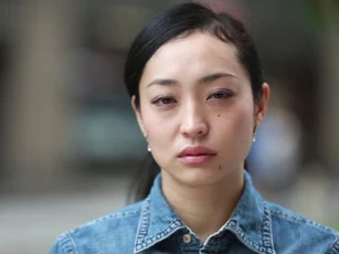 Mẹ chồng đưa cho 2 con gà với cặp bánh chưng bảo sang biếu nhà vợ, vậy mà chồng tôi nói ngay một câu khiến cả hai bên nội ngoại trở mặt nhau