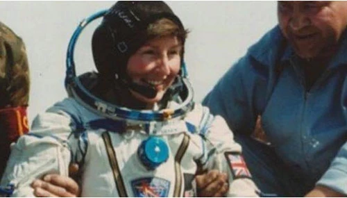 Tiến sĩ Helen Sharman sau khi hoàn thành chuyến đi vào không gian 8 ngày. Ảnh: Mirror.