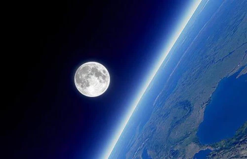 Mặt trăng đang ngày càng rời xa Trái Đất.