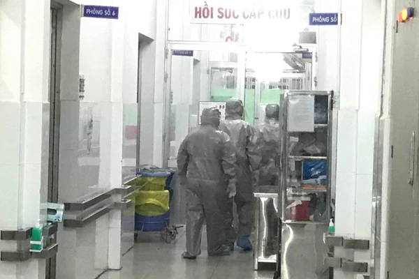 Thứ trưởng Y tế Nguyễn Trường Sơn kiểm tra việc cách ly, điều trị với 2 bệnh nhân mắc viêm phổi cấp do virus corona.