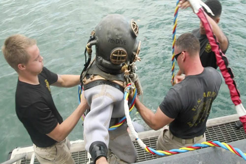 Thợ lặn hải quân Mỹ dùng trang phục cực dị để đi vào tàu USS Arizona