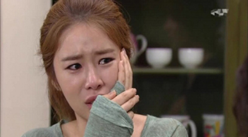 Ch&#x1ED3;ng &#xFA;p c&#x1EA3; n&#x1ED3;i c&#xE1; kho l&#xEA;n &#x111;&#x1EA7;u ch&#x1EC9; v&#xEC; t&#xF4;i l&#x1EE1; mi&#x1EC7;ng n&#xF3;i m&#x1ED9;t c&#xE2;u trong b&#x1EEF;a &#x103;n h&#xF4;m &#x111;&#xF3;