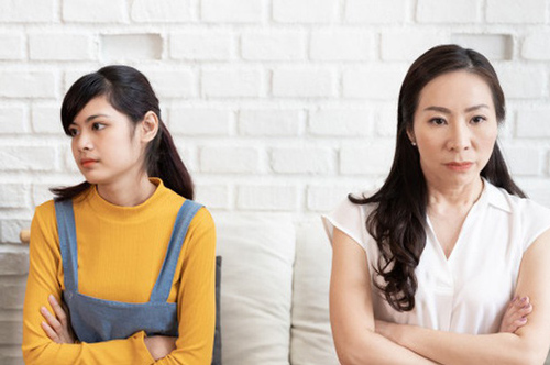 Trong bữa cơm tất niên, tôi định mang đĩa nem đi đổ bỏ thì bị chị chồng mỉa mai, tôi không thèm đáp trả mà để nhà chồng lên tiếng nào ngờ chị lại bật khóc