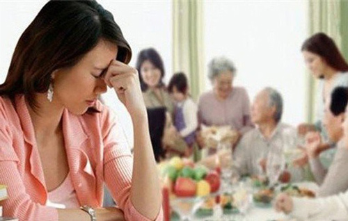 Vợ ngỏ ý xin về ngoại ăn Tết sau 5 năm xa nhà, chồng vùng vằng ôm quần áo lên cơ quan ở, mẹ chồng tuyên bố... tuyệt thực