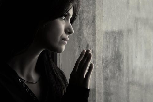 Đang rửa bát thì nghe tiếng chị chồng thủ thỉ với em trai, tôi đi vào chất vấn chị 2 câu khiến chị trợn trắng mắt nhếch môi tức quá mà không nói được lời nào