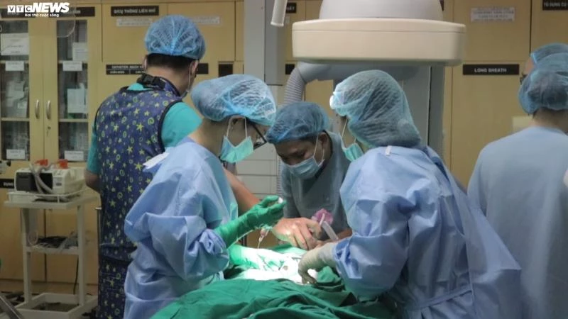 Một ca mổ bắt thai nhi của các bác sĩ Bệnh viện Đại học Y dược TP.HCM.