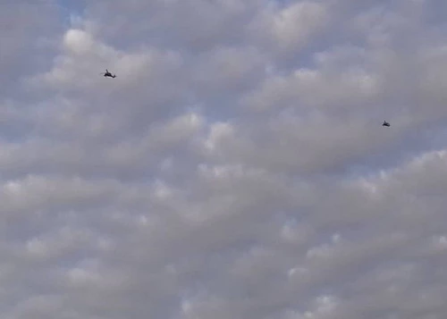 Trực thăng tấn công AH-64 Apache của Mỹ được nhìn thấy tại khu vực Đông Bắc Syria. Ảnh: Soufront.