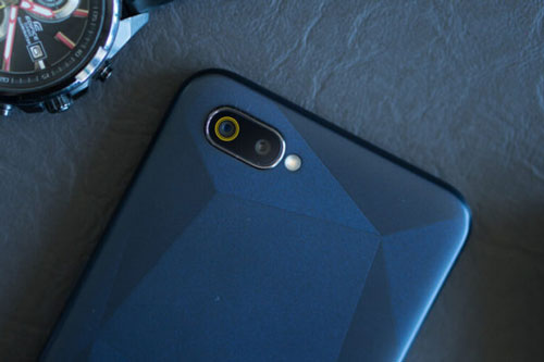 Trên tay smartphone Realme camera kép, pin 4.000 mAh, RAM 3 GB, giá gần 1 triệu