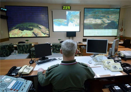 Một sĩ quan bên trong trung tâm chỉ huy của radar đa năng Don-2-N. (Nguồn: Sputnik)