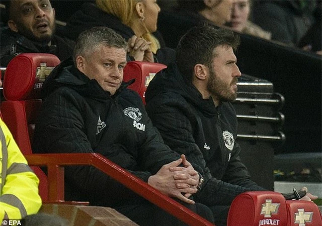 Man Utd thi đấu tệ hại, HLV Solskjaer bị học trò quay lưng? - 1