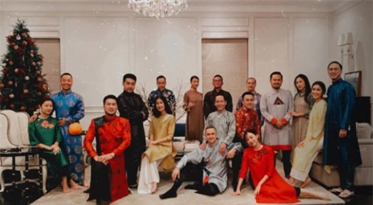 Tăng Thanh Hà khoe nhan sắc đẹp mặn mà bên cạnh ông xã Louis Nguyễn trong bữa tiệc nhân ngày 29 Tết của "gia đình triệu đô"  - Ảnh 4.