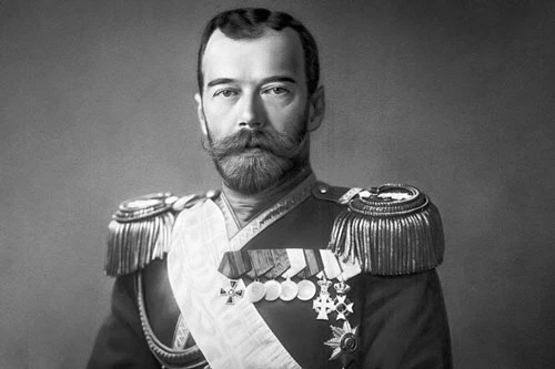 Nicholas II (1868 - 1918) là một trong những Sa hoàng Nga nổi tiếng lịch sử. Ông hoàng này có thói quen hút thuốc lá rất nhiều. Một số tài liệu chỉ ra Sa hoàng Nicholas hút hơn 25 điếu thuốc mỗi ngày.