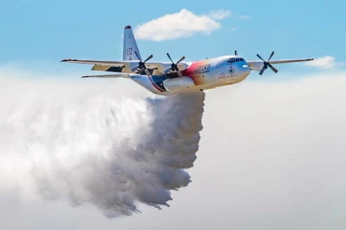 Một máy bay vận tải C-130 Hercules làm nhiệm vụ chữa cháy. Ảnh: Reuters.
