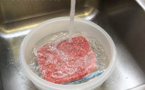 Mẹo rã đông thịt ngày Tết vừa an toàn vừa hiệu quả ai cũng nên biết