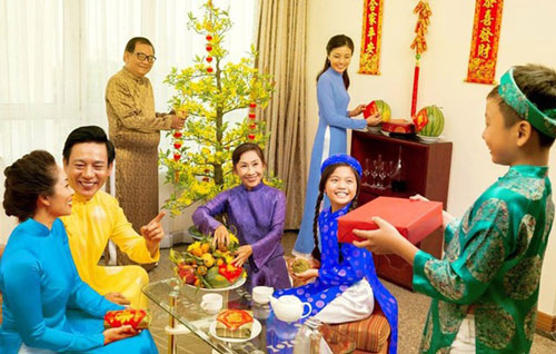 Trước khi dắt con đến nhà họ hàng, bạn bè chúc Tết, bố mẹ cần dặn kỹ những điều này để tránh rơi vào các tình huống xấu hổ