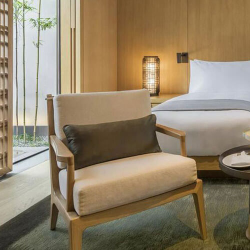 Sự thật về những chiếc ghế sofa bóng bẩy bên trong phòng khách sạn