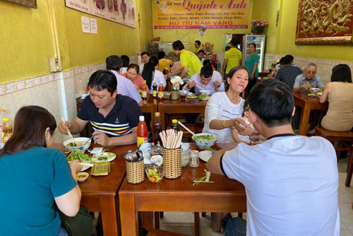 TPHCM: Quán ăn, cà phê tăng giá "phi mã" ngày mùng 1 Tết