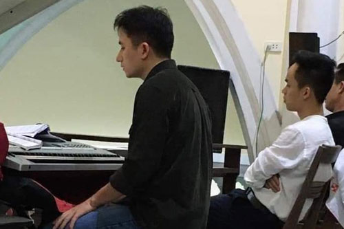 Có hit 100 triệu view, Phan Mạnh Quỳnh vẫn mặc giản dị ngày Tết, chơi đàn trong nhà thờ ngày đầu năm mới