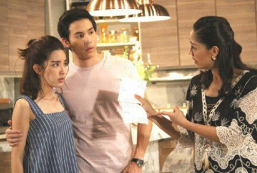 Khoe con gái được thưởng Tết 100 triệu rồi chê con dâu chỉ biết ăn bám, nàng dâu liền xòe ra một vật chứng khiến mẹ chồng rối rít "mẹ sai rồi"