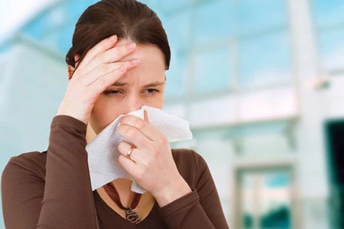 Khi bị viêm xoang, khối xoang với chất lỏng có vi khuẩn phát triển và thường khiến người bị cảm thấy nghẹt mũi, đau đớn. (Ảnh minh họa).