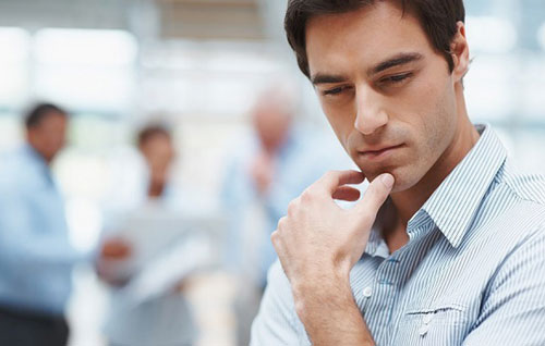 Mỗi lần vợ gội đầu xong tóc đều bám một mảng lớn trên nắp cống, băn khoăn nhiều nhưng mãi tới khi thấy túi hồ sơ vợ cất tận góc tủ tôi mới biết nguyên nhân đau điếng