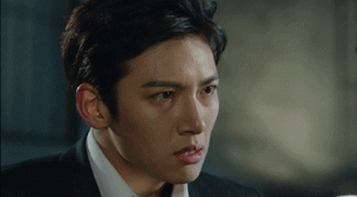 Đứng ngoài khe cửa nhìn vợ ôm gã đàn ông chặt cứng, tôi chết điếng đến rơi rụng chân tay